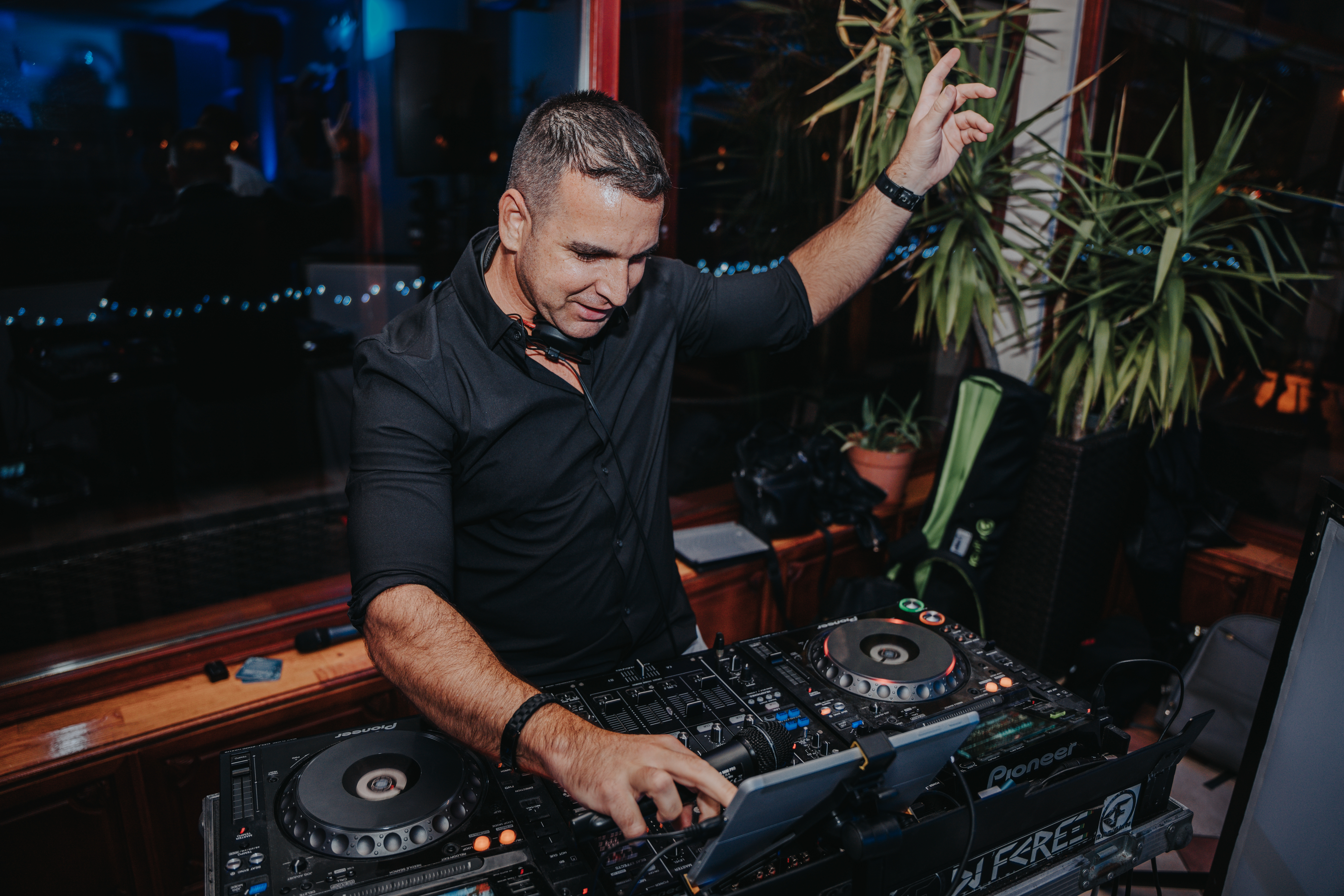 DJ